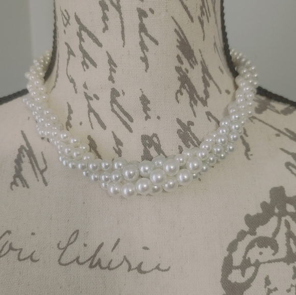 unknown Jewelry - Elegant White Twisted Faux Pearl Necklace/Choker With Silver Clasp